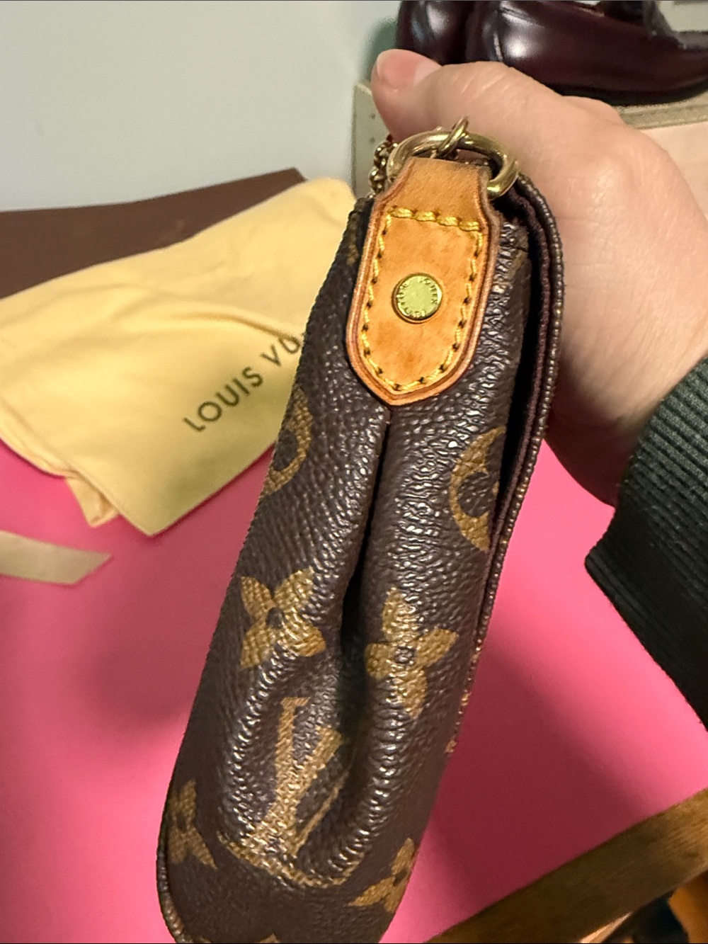 Louis Vuitton Monogram Favorite MM Shoulder Bag with Gold Chain Strap - Picture 4 of 16